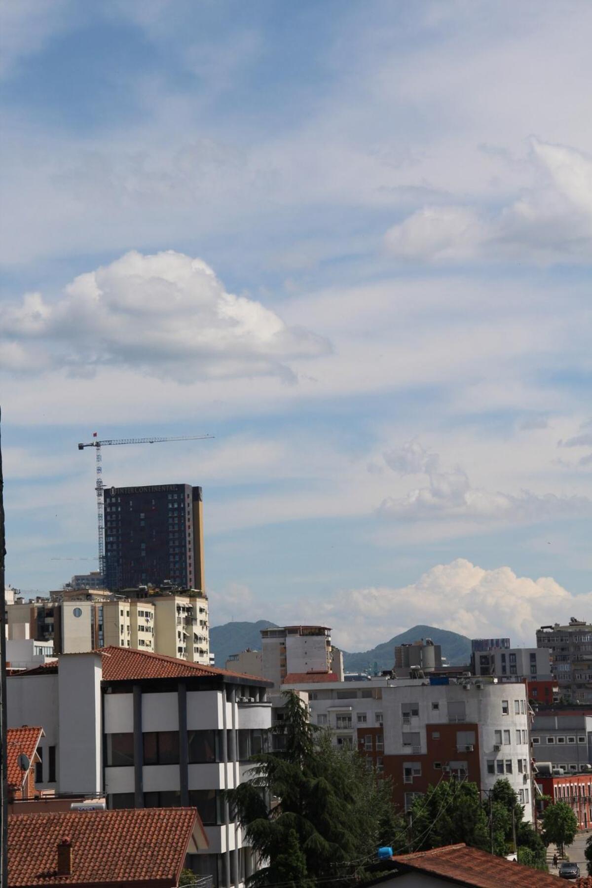 Cozy Big Apartment With Balcony Tiranë Luaran gambar